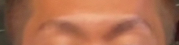 眉骨长得高、往前凸，天生精力旺、胆子大、有主见。别看他们平时跟谁都笑嘻嘻的，说话