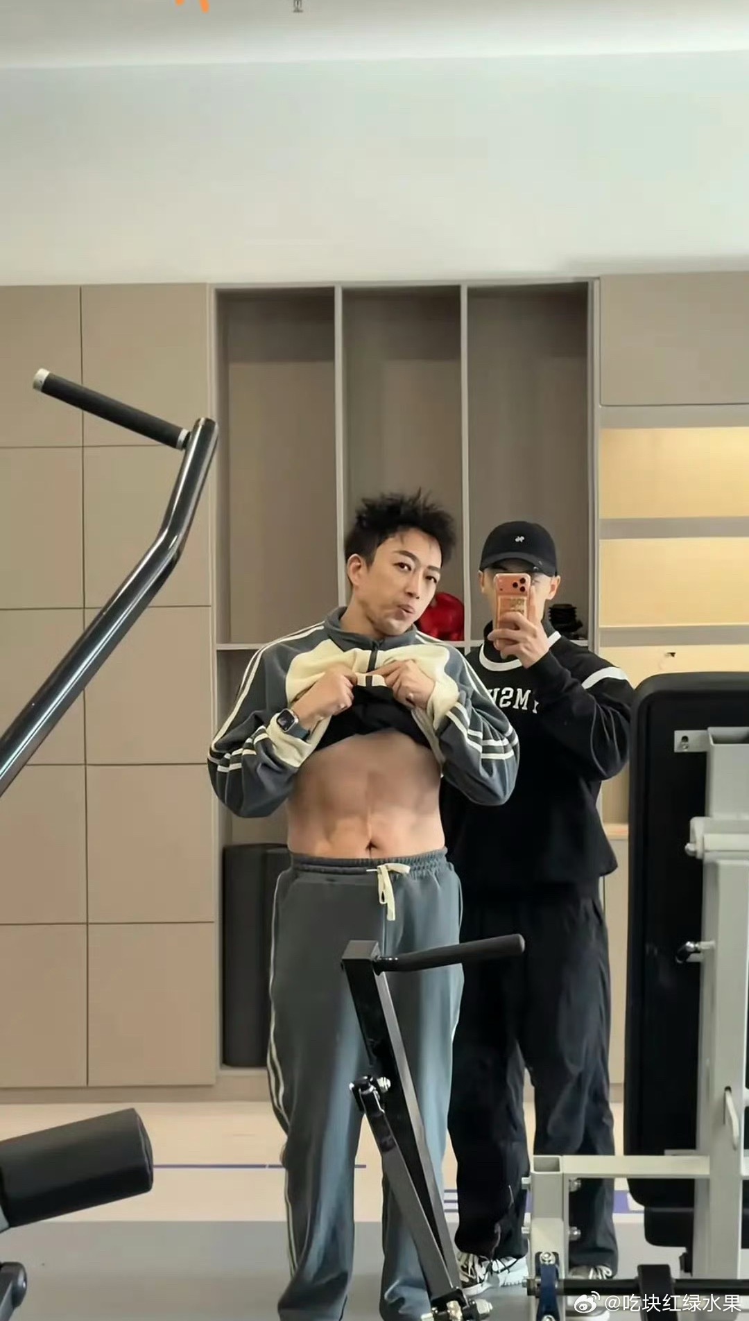 我去 于正晒出傲人腹肌 你有没有被迷倒 这又是谁暗恋的邻居家大男孩 