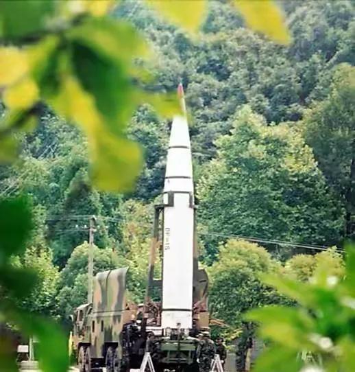 1994年,一名退伍士兵爬上山顶，偷偷对山脚二炮导弹阵地拍照，同竟将照片和窃取的