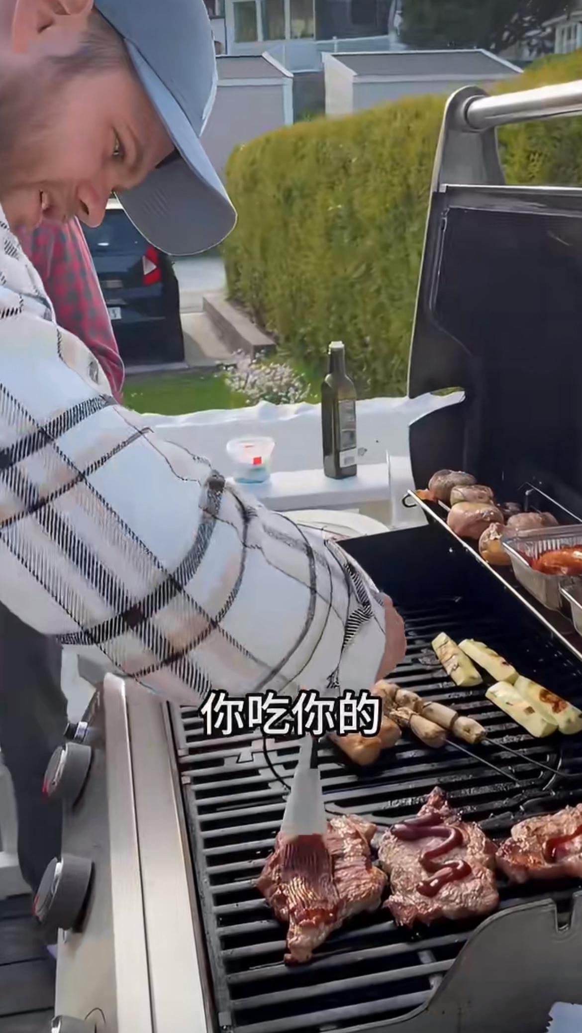 挪威人聚餐就是自己带食材，各烤各的，各吃各的，说得好听叫边界感，说得不好听叫自私