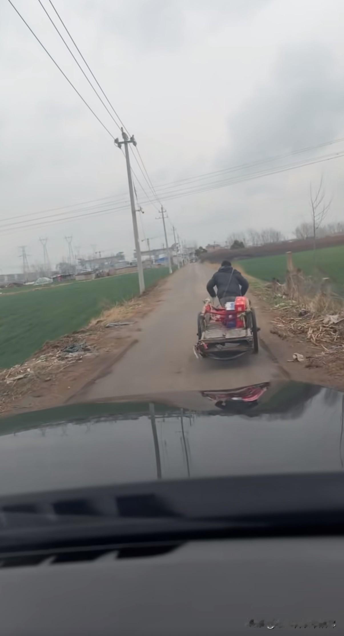 这个是最实在的娘家侄子！近日河南一位网友在乡村小路上，看到一位中年男子正拉着板车