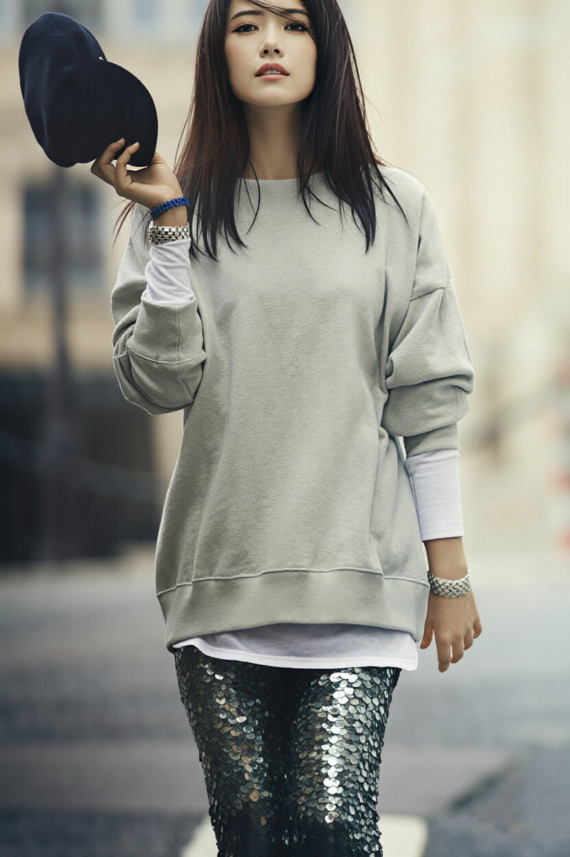 高圆圆 这套造型将休闲与精致平衡得恰到好处，oversize灰色卫衣慵懒随性，内