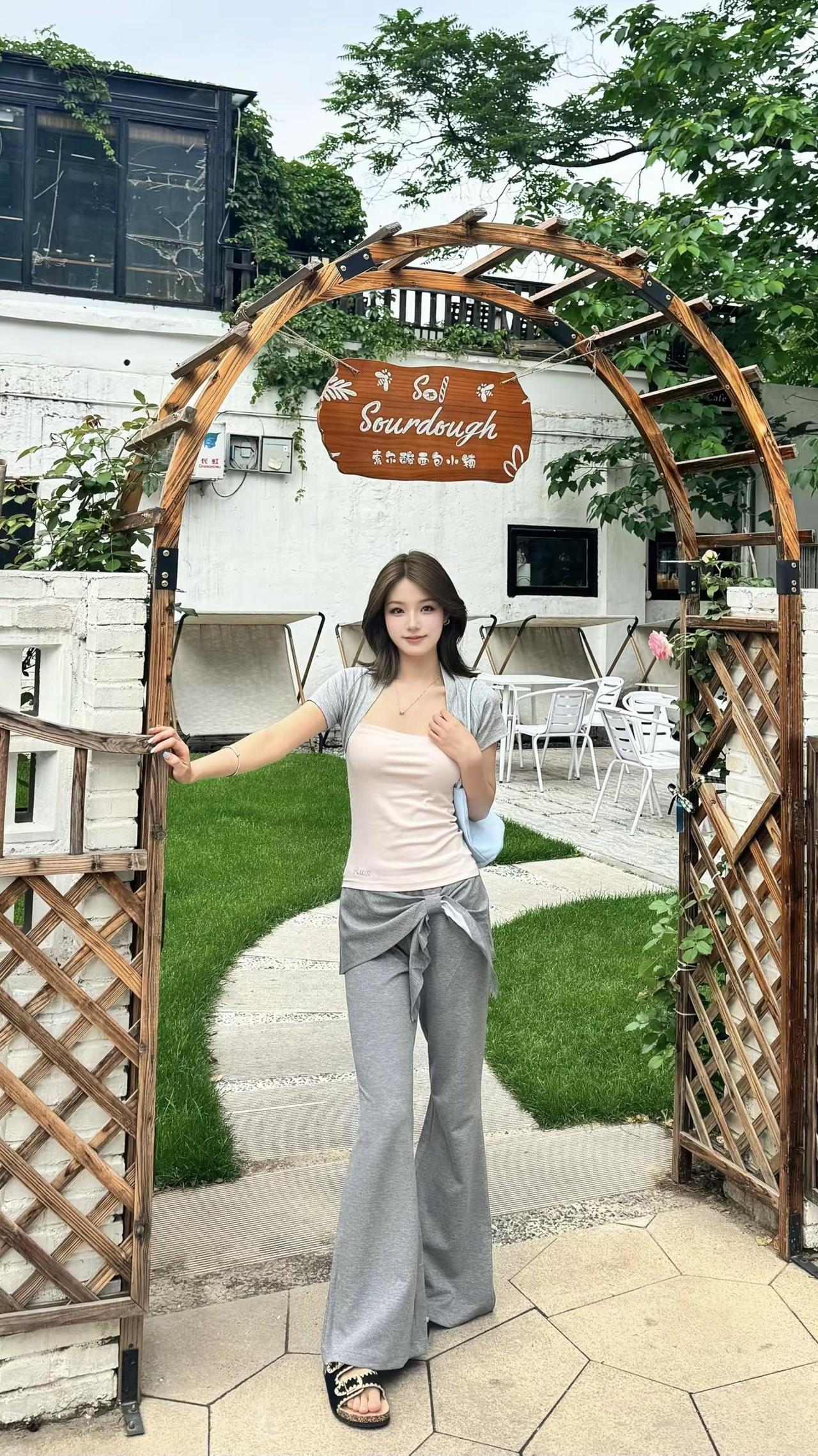 理所应当的爱上夏天🫧 夏日chill穿搭 夏日花园穿搭  夏日休闲风ootd 