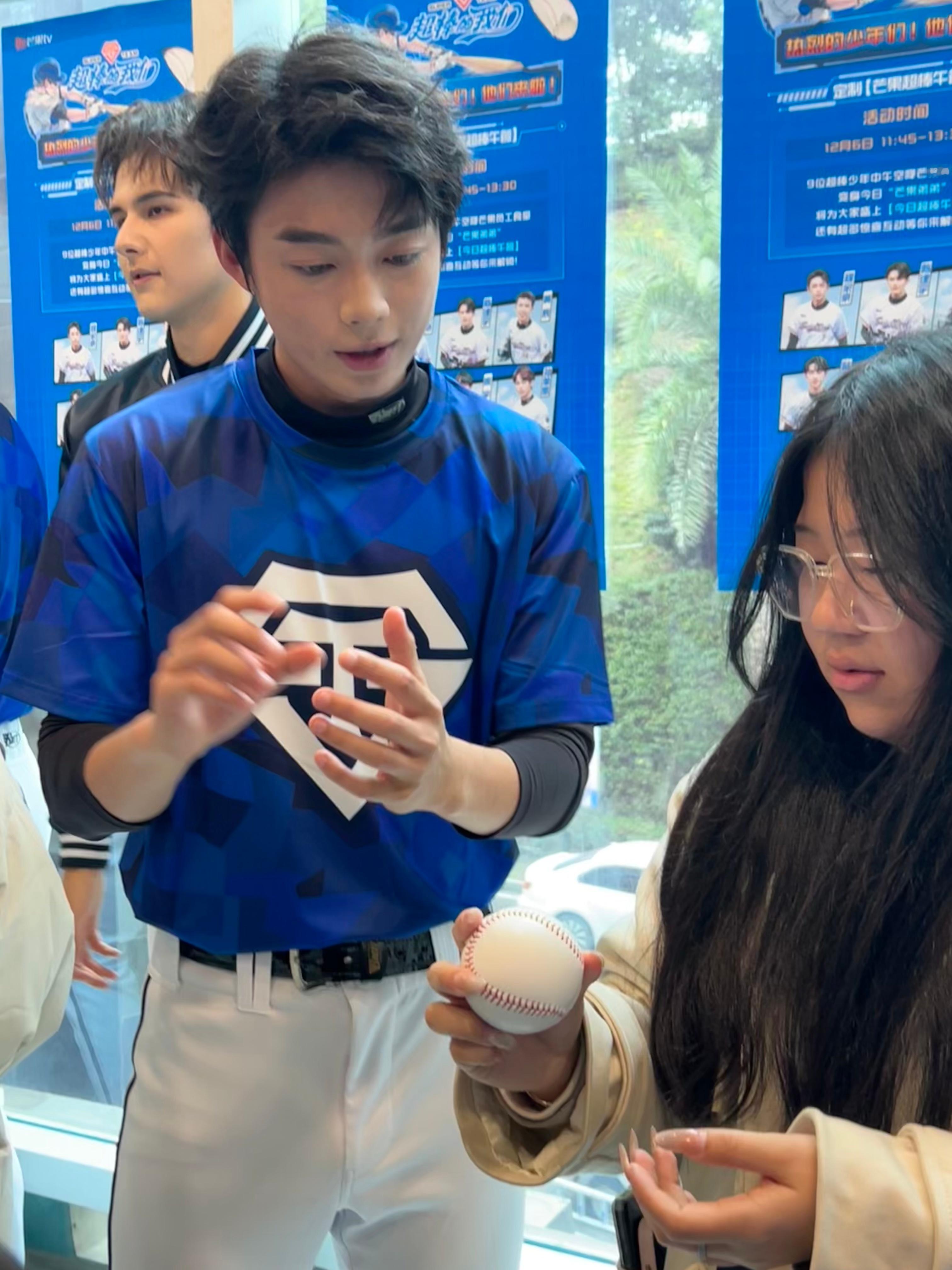 内娱最会饭撒的神出现了  第一次见在食堂扫楼的 我宣布内娱饭撒的神出现了，《超棒