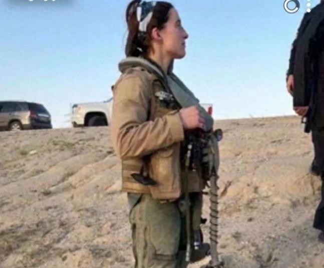 美军F-15战机在科威特被击落！两名飞行员弹射跳伞，落地后一名女飞行员跪地举手，