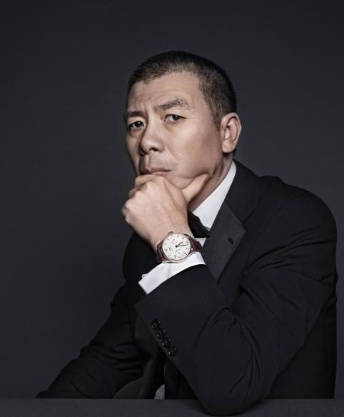 2000年，功成名就的冯小刚开着300万的豪车，回老家看望瘫痪多年的母亲，谁知已