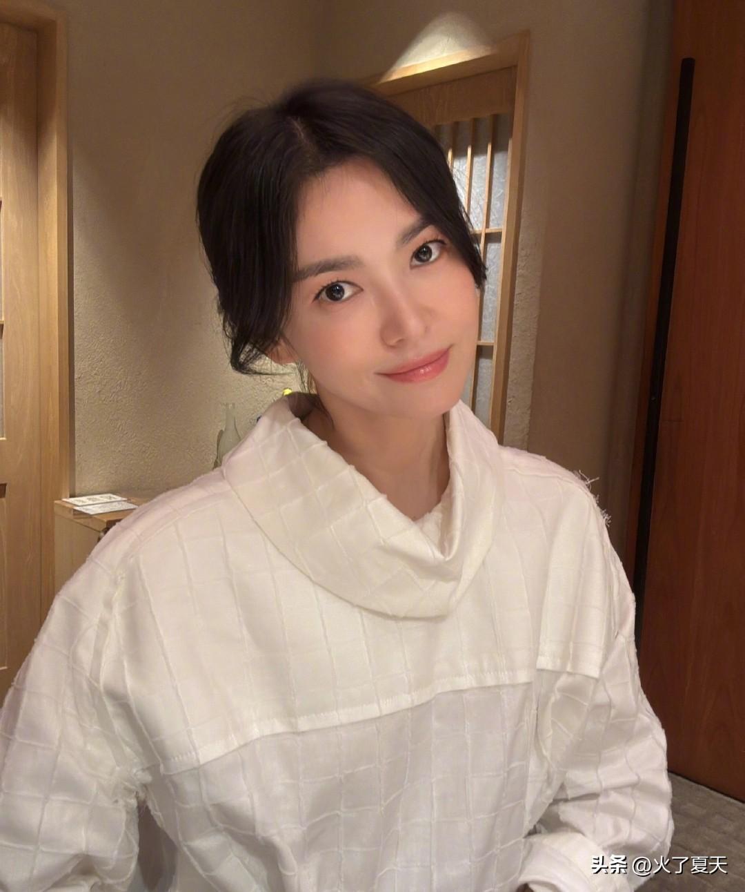 宋慧乔美美的度假🏖️照！佩戴CHAUMET 项链，用的娇兰口红💄！肩背韩国品