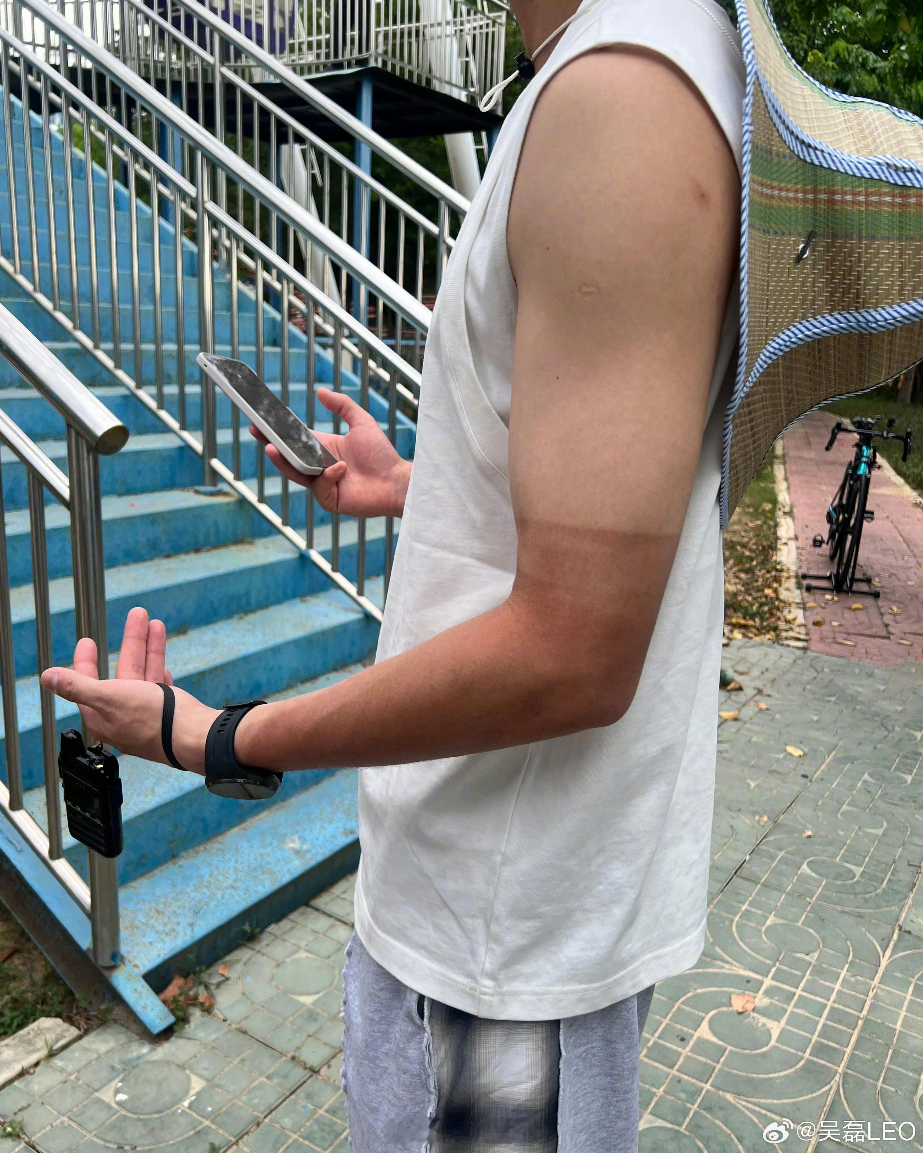 粉丝的担心吴磊和工作室都看到了，特地发博报平安，已经做好专业运动防暑降温措施。骑