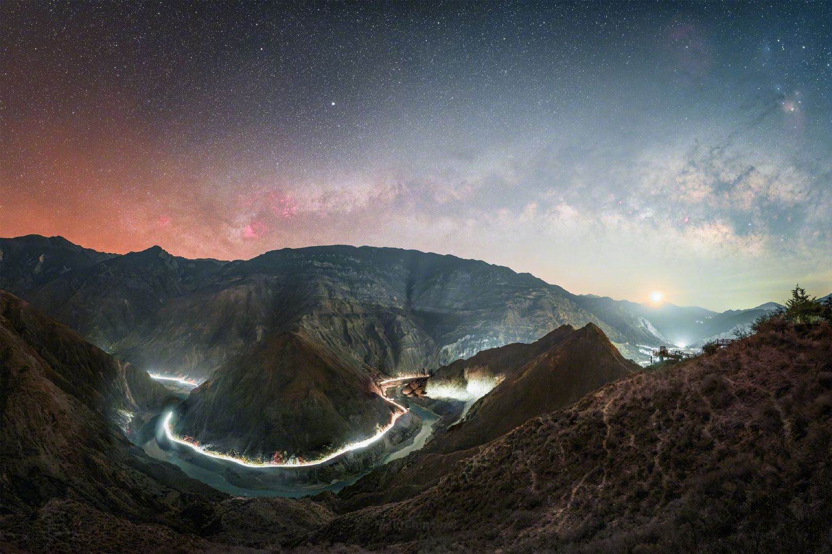 凌晨的金沙江月亮湾，江水在脚底300米处无声流淌，车灯沿着切割出巨大 Ω 形弯道