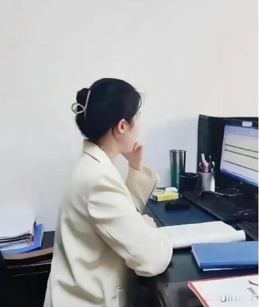 机关单位的大龄未婚女青年为什么多？其实那是因为她们眼光太高造成的。
我的一位本家