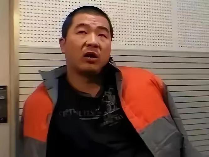 2009年，北京大兴一个饭店老板李磊，回家后把一家六口全杀了。包括他爸妈、老婆、