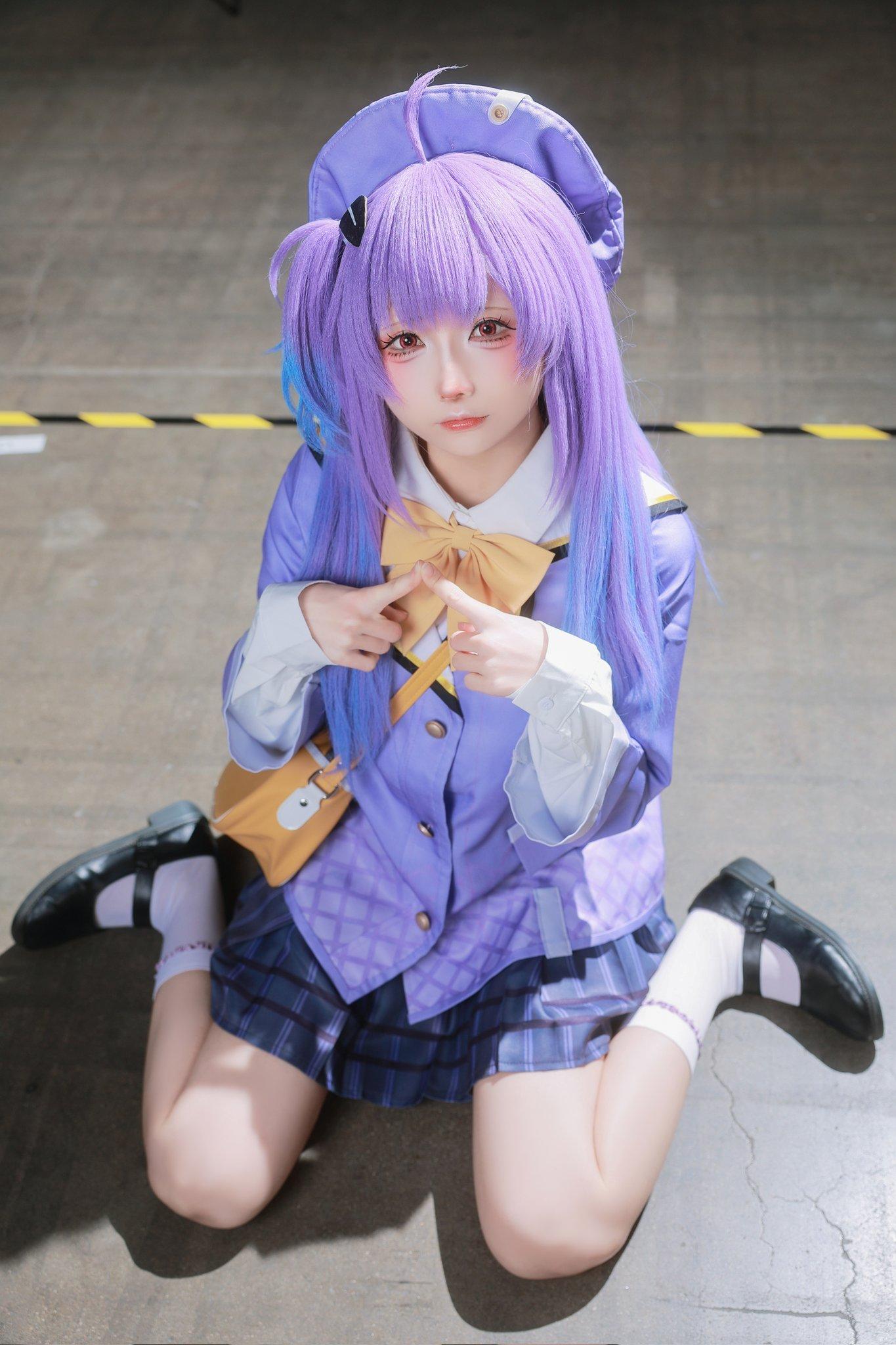 -谁能拒绝一只会比心的紫发小恶魔呢？从战场的硝烟里，逃出来的紫发少女...