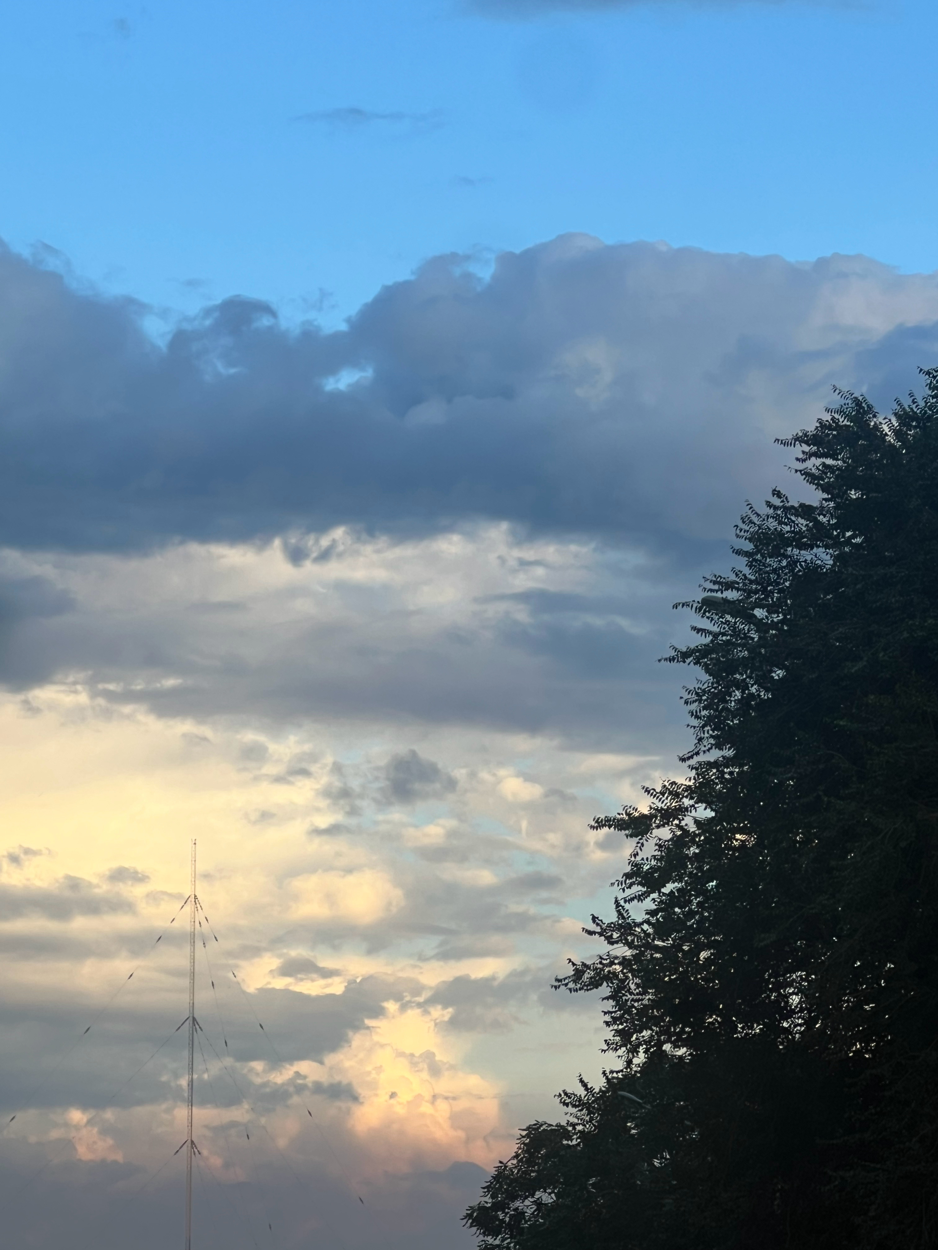 阵雨过后，北京的天空在夕阳的映射下绽放出丰富的美感。 
