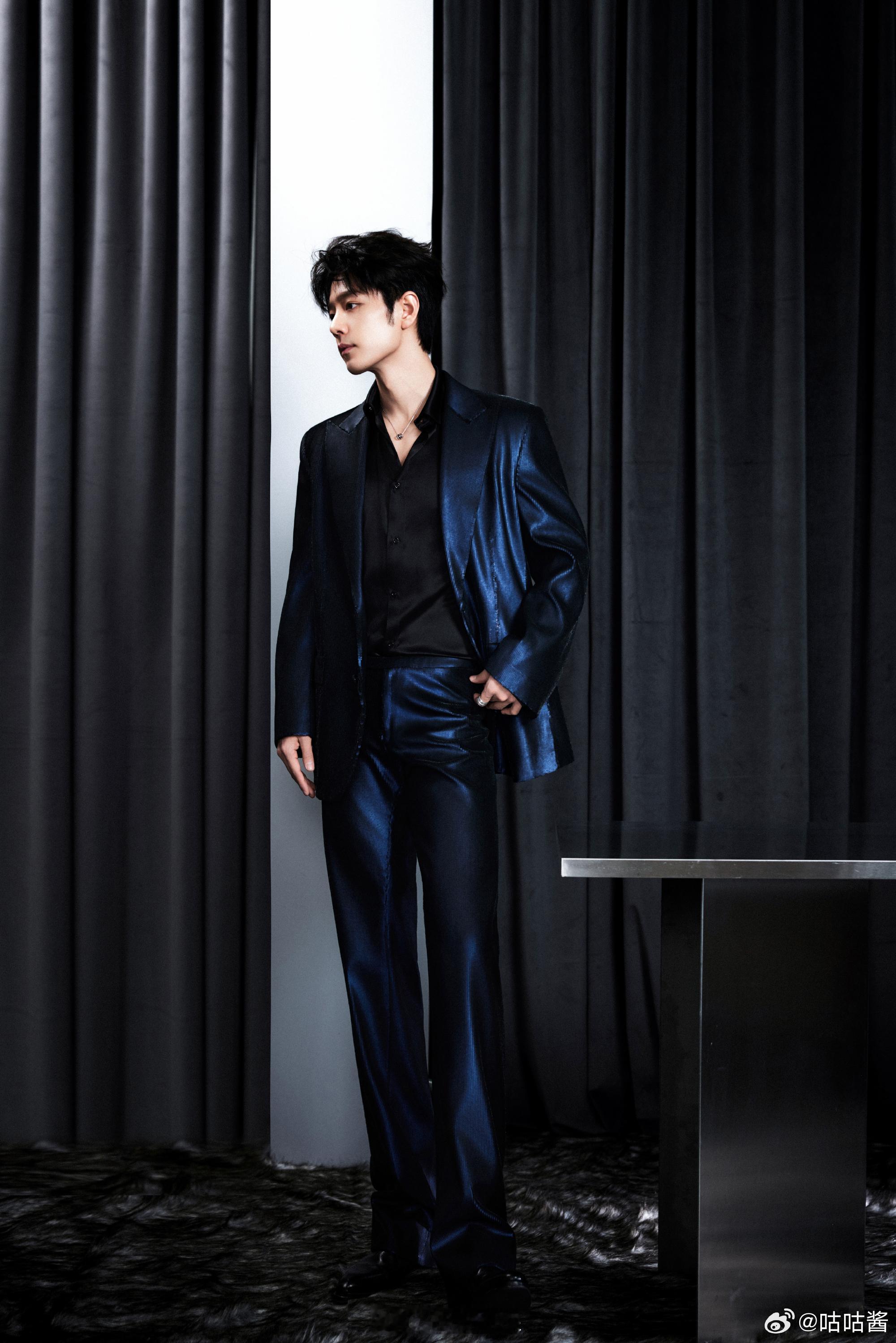 肖战完全蓝色魅魔来的肖战蓝色的魅惑 这套蓝色西装，尽显成熟男人的魅力 