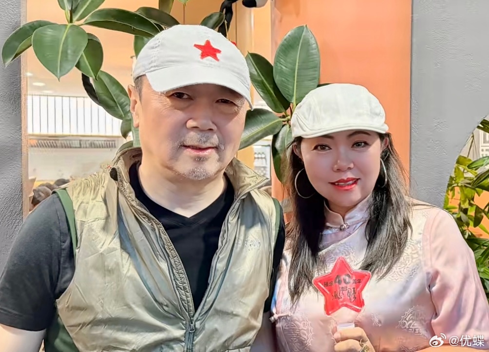 老崔，尤尤，梁钦宁等一行人……在呼和浩特吃烧麦。这也忒爽了吧？ 