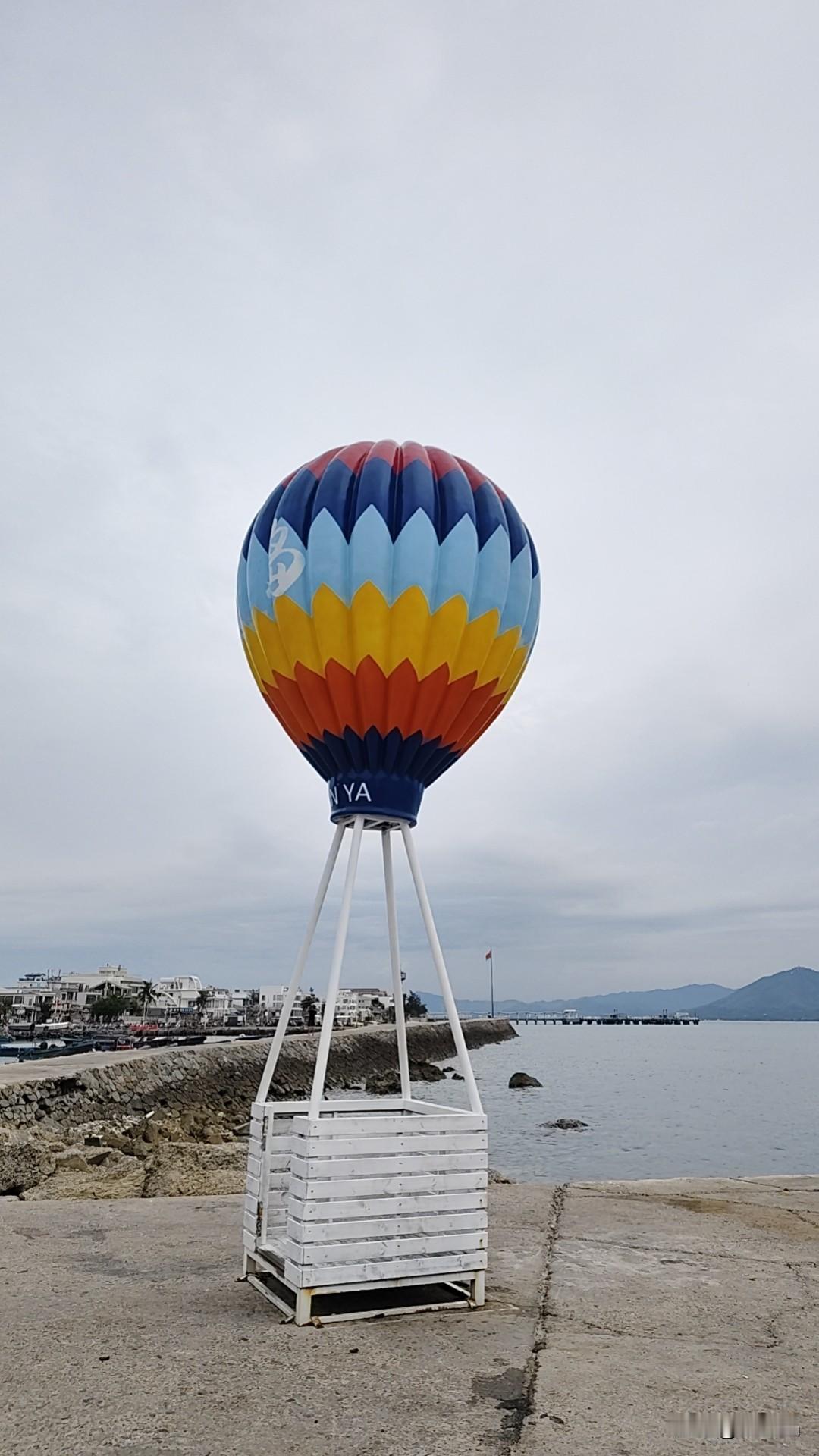 我在西岛很想你，西岛的海水确实有马尔代夫那味儿，蓝得透亮。图四的歪脖树很多人在打
