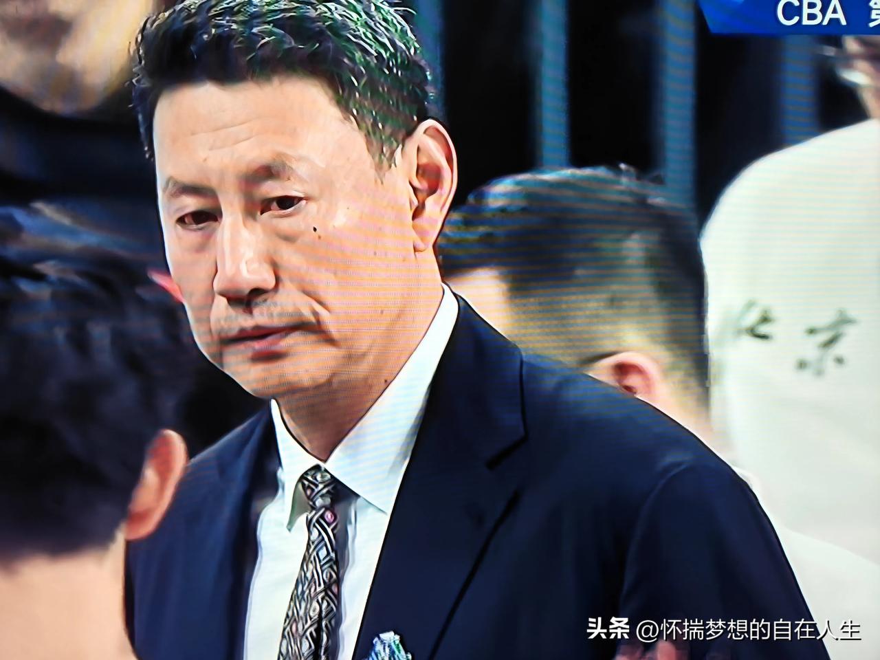 CBA常规赛第三轮，北京首钢男篮58分大胜深圳男篮，一开始我一直在想，李楠是不是
