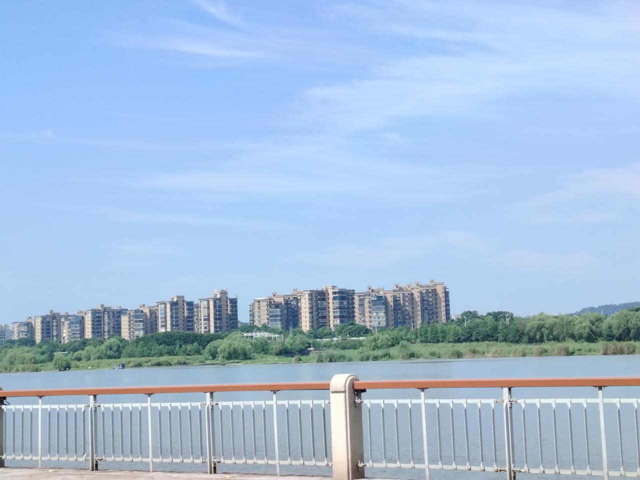 橘子洲头，长空蔚蓝如洗，湘江碧水似缎。澄澈的江水与高远的晴空交相辉映，绘就一幅绝