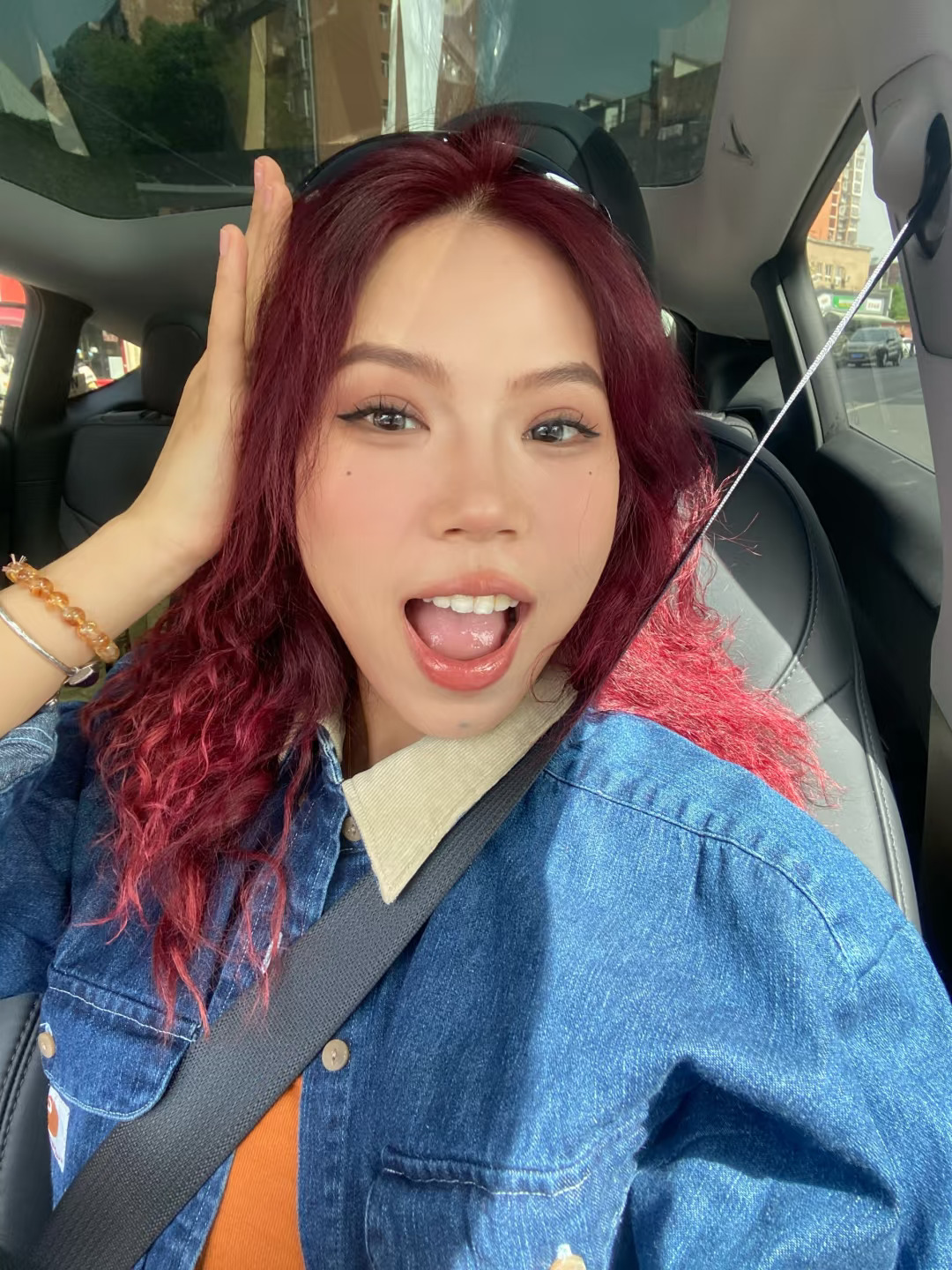 牙齿白到反光！