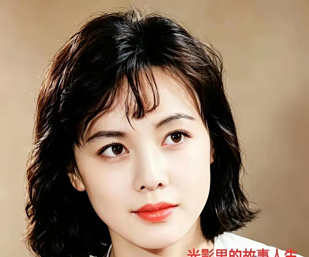第一个美女，这是谁呀？看起来好漂亮，比朱琳还要好看！
苏宁的颜值在国人心目当中已