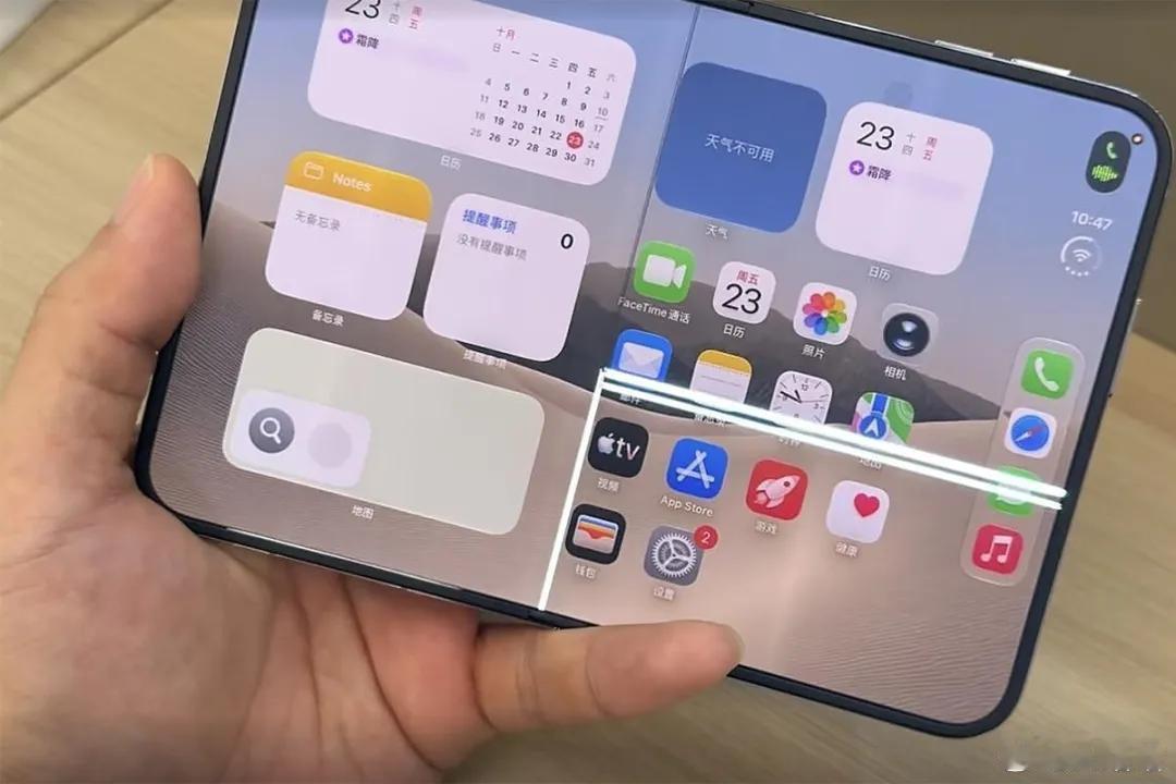 iPhoneDuo屏幕开裂首发新机刚到手，正常开合就听到咔嚓一声，铰链位置直接出