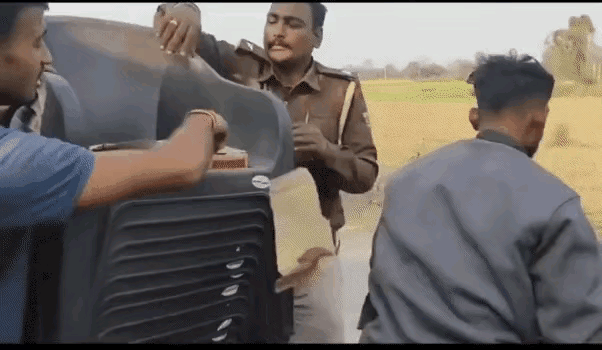 聪明是很聪明，但也不能把别人都当傻子看待。要知道印度警察大部分都是高种姓，慧眼如