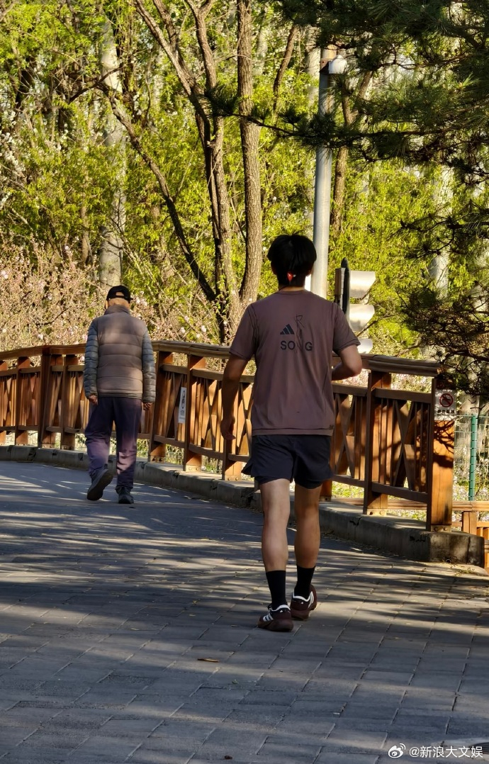 奥森偶遇李现跑步偶遇李现跑步 网友奥森偶遇李现跑步