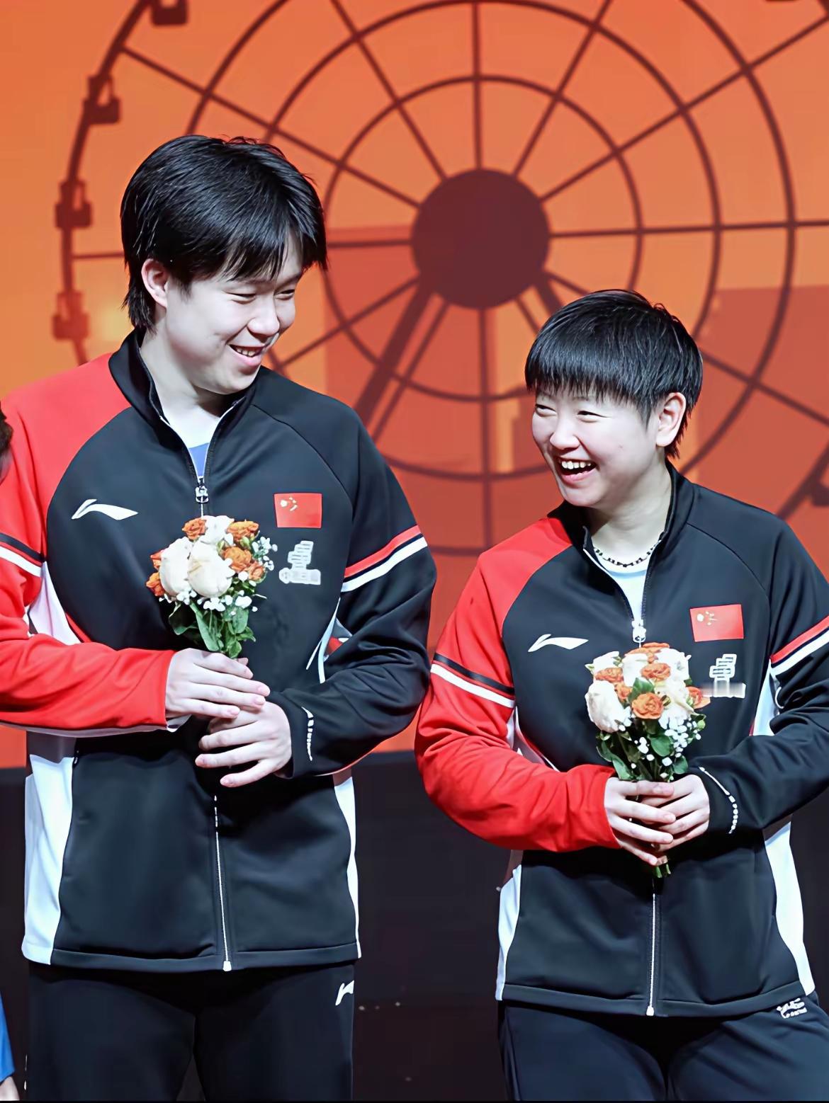 这两张照片很暖心！
第一张照片，头哥低头看着妹宝心里想，带伤参战也没有从外协手中