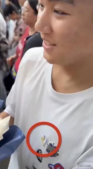 带着母亲遗照一起参加高考，考完之后直接去了墓地，向母亲述说这三年的艰辛和委屈。