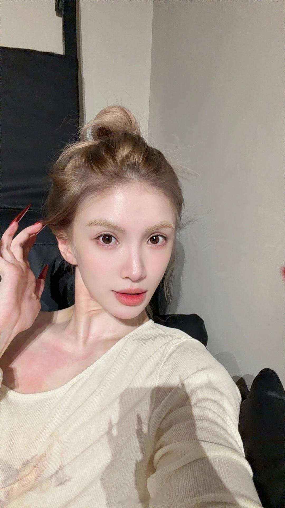 能允许一个35岁第一次漂头发的人今天发几张自拍 