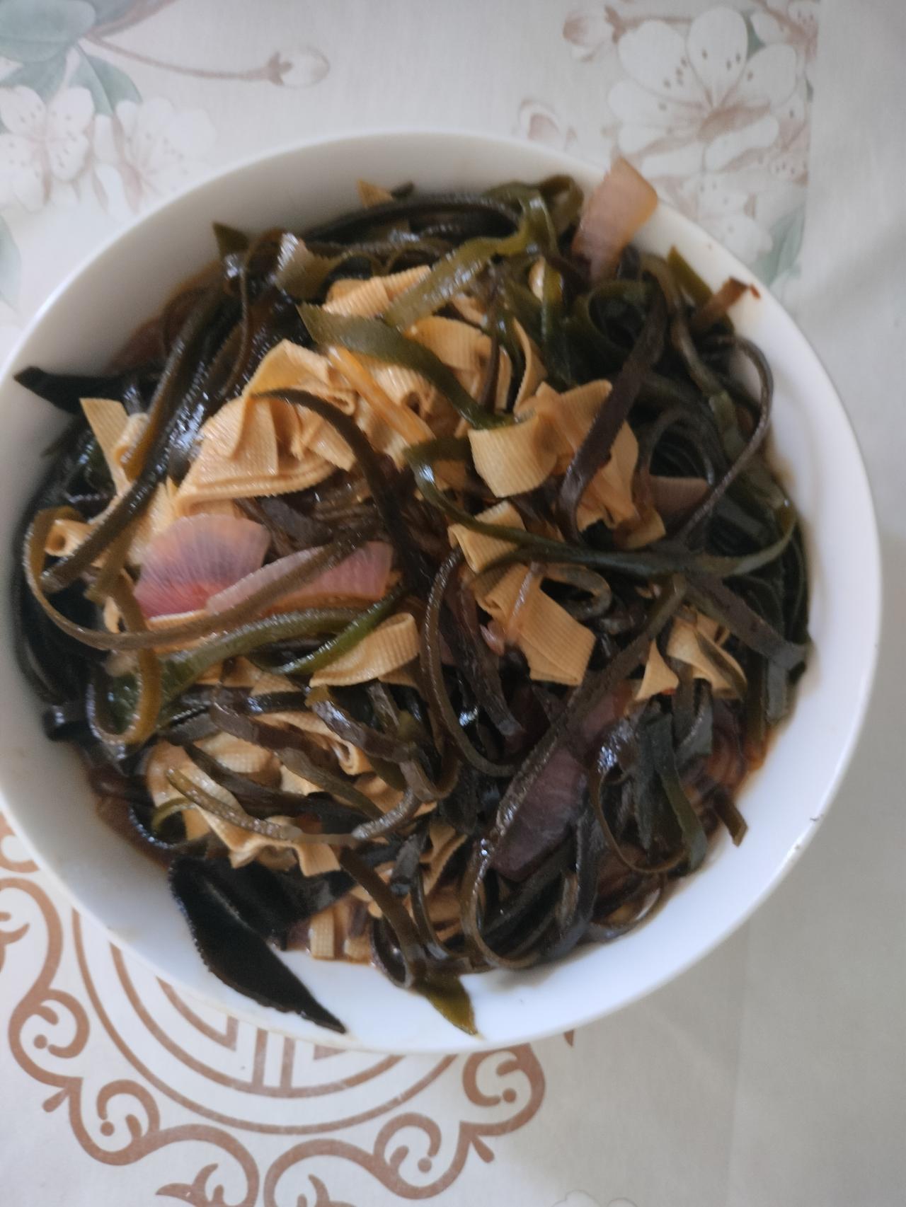 昨天我突发奇想，想起在老家饭店吃过的一道菜，炖三丝。海带丝、粉条、豆腐丝，五花肉