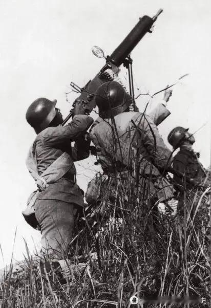 抗战时期，中国军队的高射炮装备近乎空白。面对日军飞机的狂轰滥炸，我军只能将重机枪