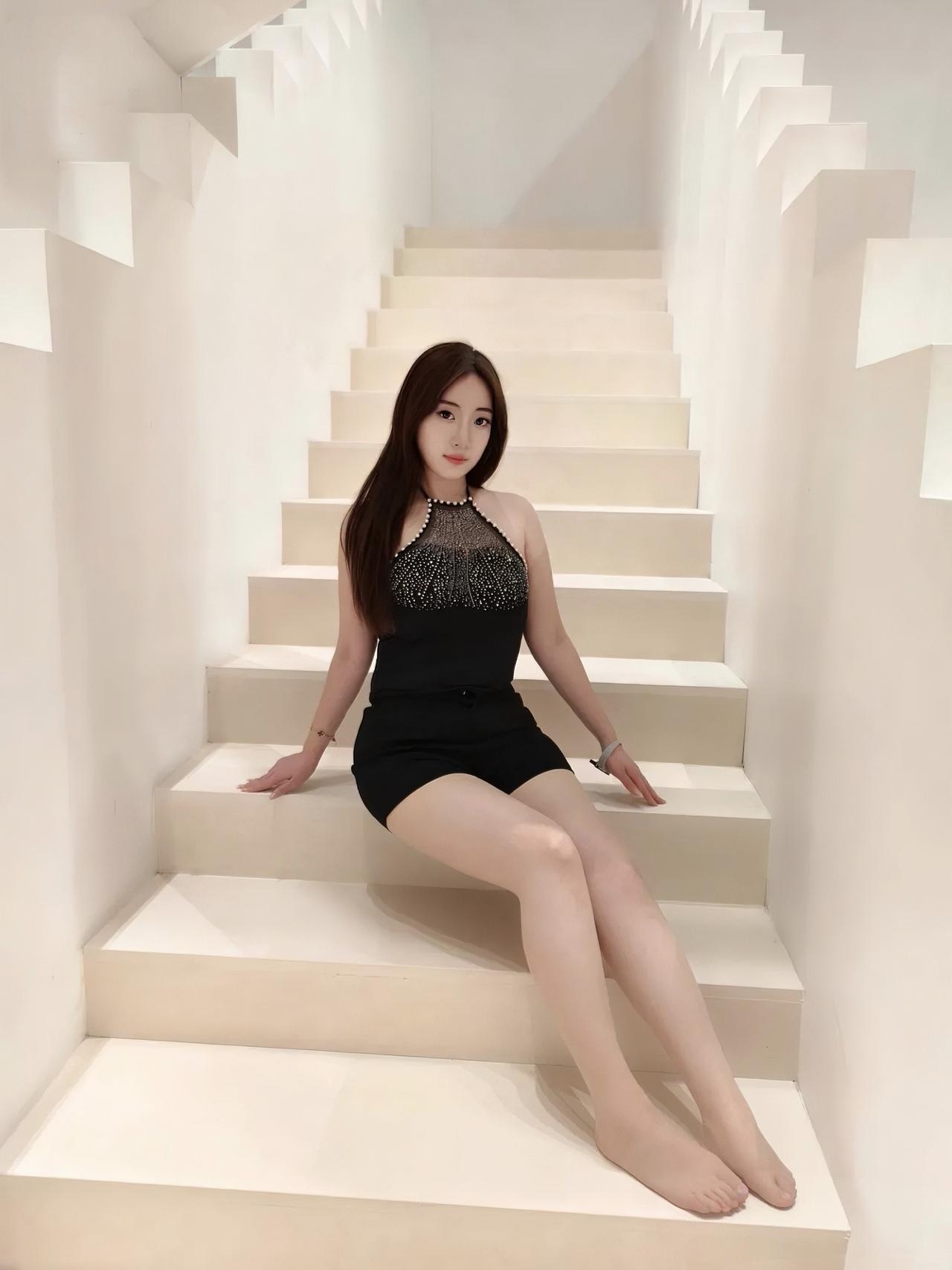 这个纯白阶梯太出片了！一身黑挂脖装自带贵气感——珍珠颈链+闪钻拼接，又辣又精致，