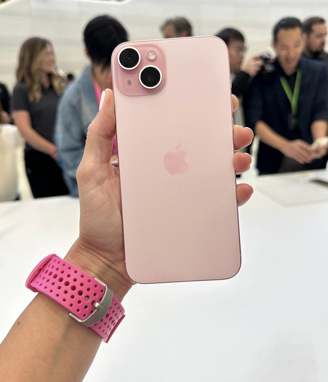 想买iPhone 15系列的估计会毫不犹豫，即使今年超挤牙膏的，但新加了粉色、灰