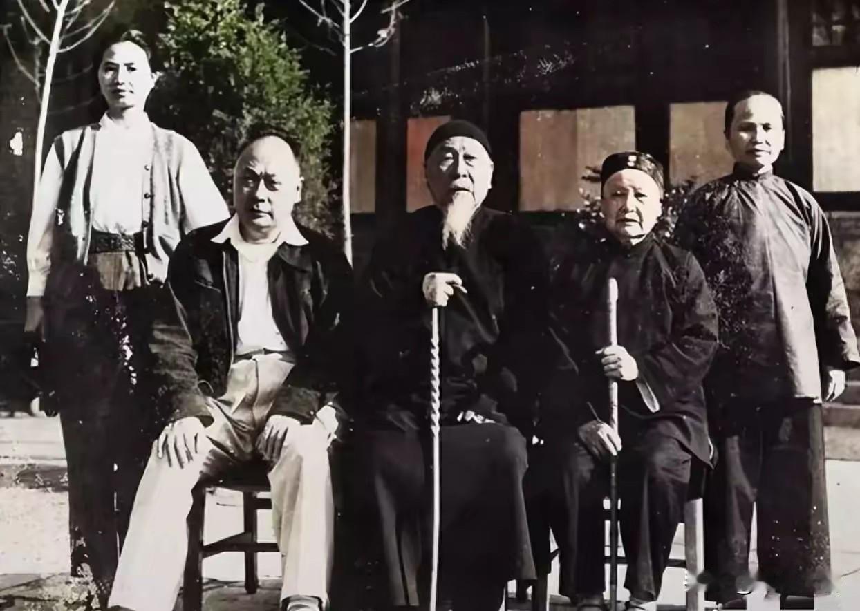铁马兵戈一身胆，父母膝下仍少年！下面这张照片是陈毅元帅在1950年与父母双亲的的
