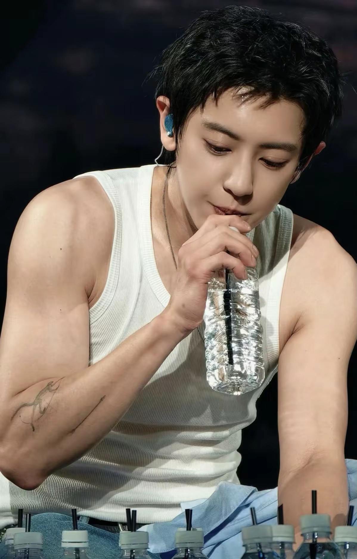 生来就有的魅力值🍒。chanyeol 向全世界安利朴灿烈 灿烈呐  朴灿烈魅力