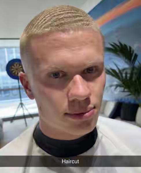 【哈兰德也剪短头发了，看上去清爽了很多】身材高大的挪威大个，看来下了很大的决心，