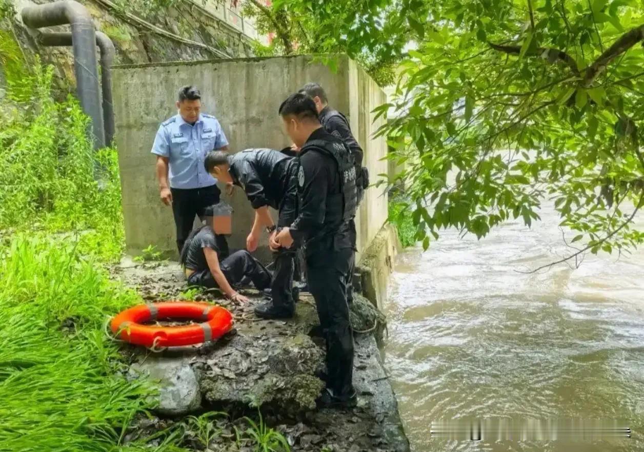 汛期怒江，46岁民警没穿救生衣就跳了！10分钟后，岸上哭声和掌声响成一片

🔴