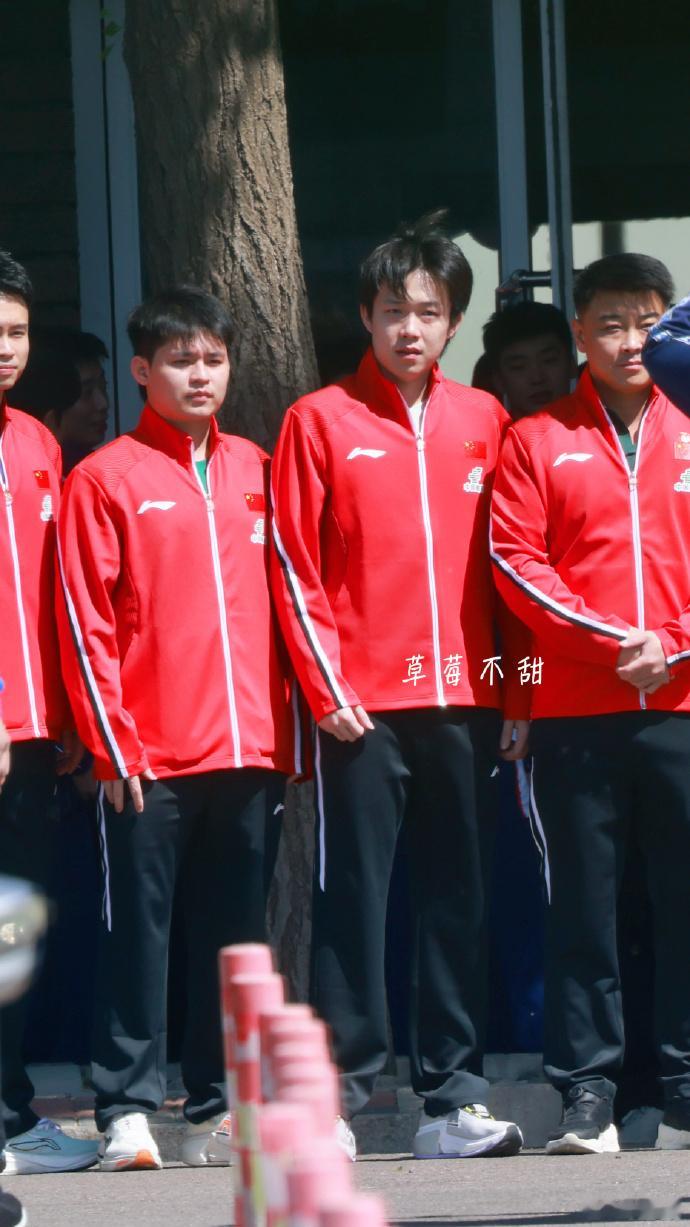 王楚钦出征伦敦世乒赛团体赛 出征啦！祝王楚钦一切顺利，凯旋而归~王楚钦出征伦敦世