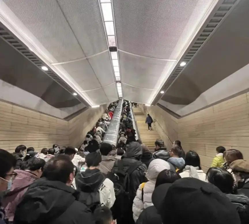 陈欣妍在八达岭长城哽咽朗诵爱国诗的视频被文旅集团刷到，直接给她全家递了免费门票。