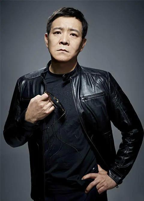 演员，何政军说，我和王超19岁就在一起了，大学我们是同班同学，同一个宿舍，床对床