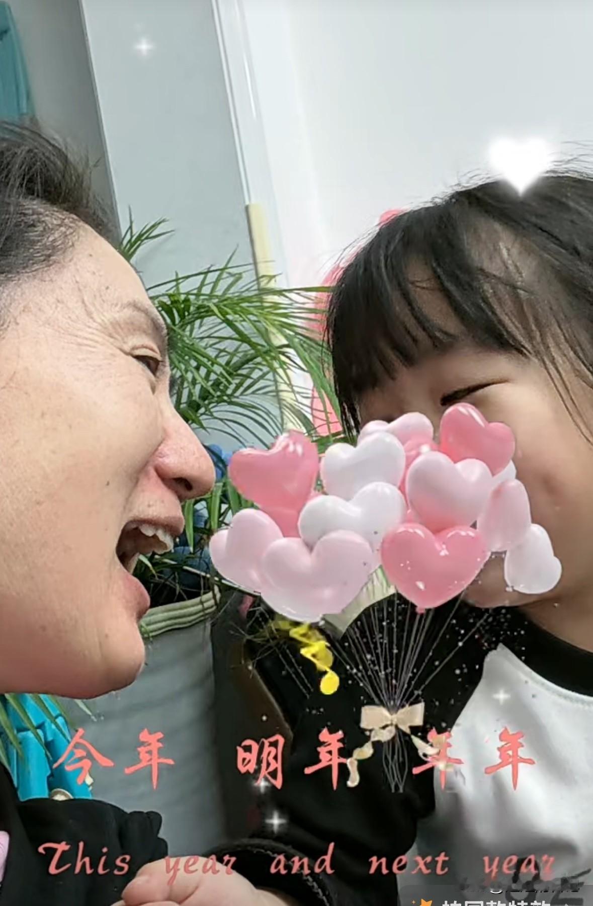 孙女现在的想法太有意思了，她居然问她爷爷说“我奶奶跟我妈一个年纪的时候，她们俩谁