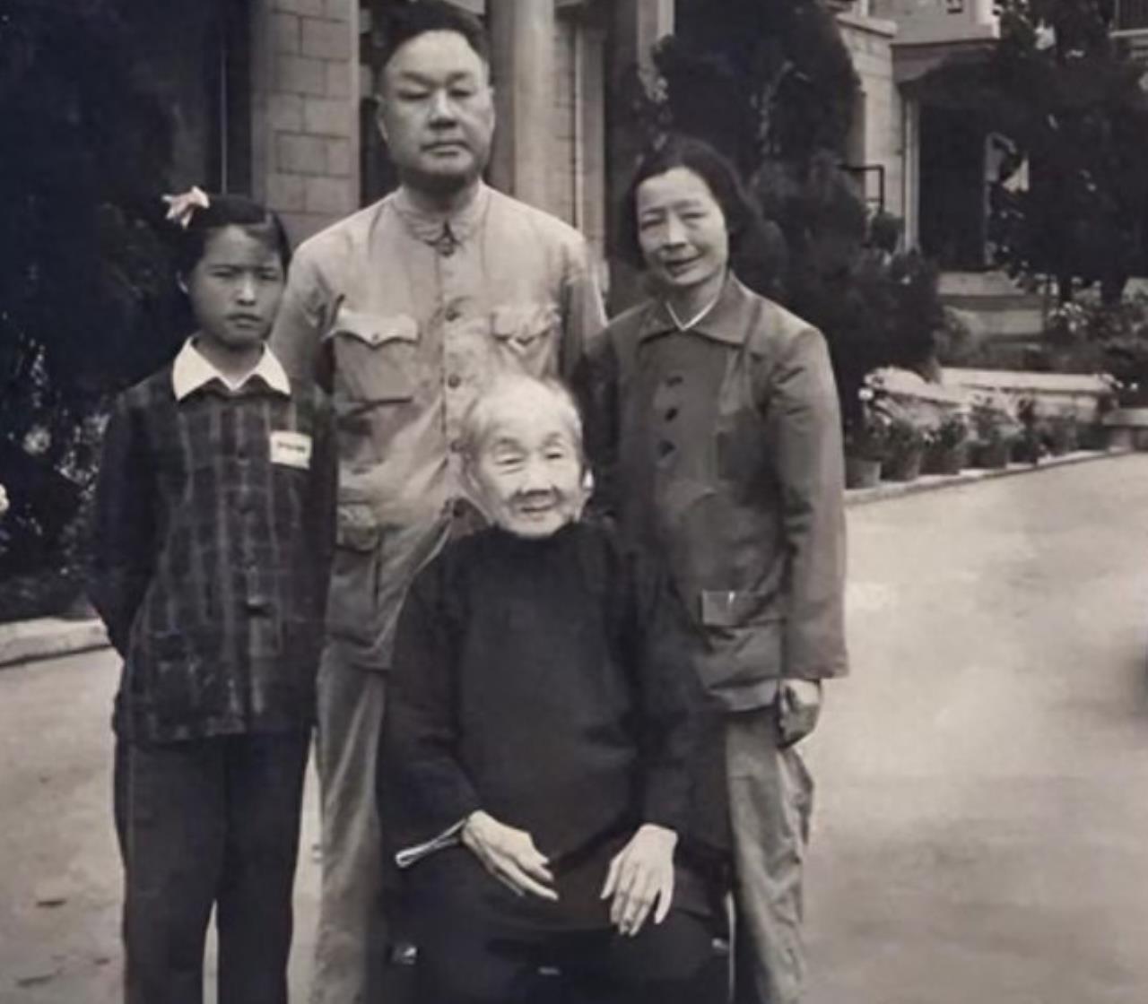 1960年，向振熙90大寿，毛主席听说杨开慧的堂妹杨开英要去湖南祝寿，他交给杨开