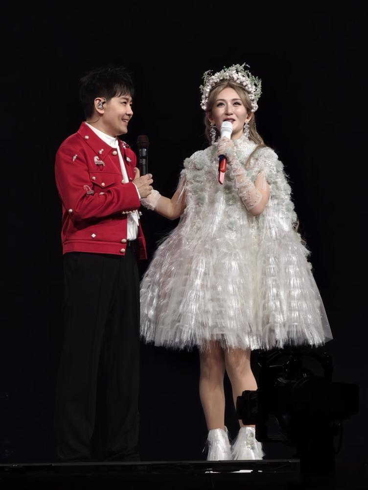一个主持人的演唱会，预约超17万，供需比22：1。
44岁，三孩的妈，票价最高