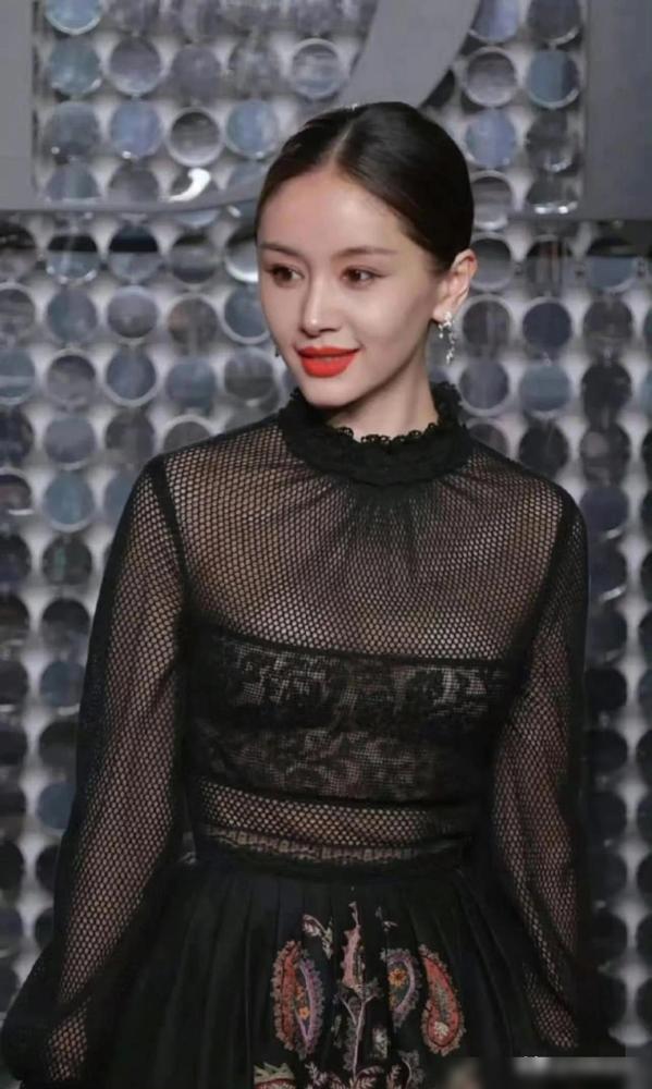 别再讨论王子文的纱裙了，那根本不是衣服，是她杀出重围的武器。
在这个一寸长一寸