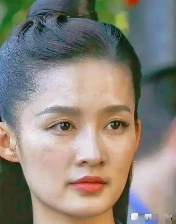 素颜和美颜差别真的很大呀，照片中这个女明星平时看起来光鲜亮丽的，原来都是做过修饰