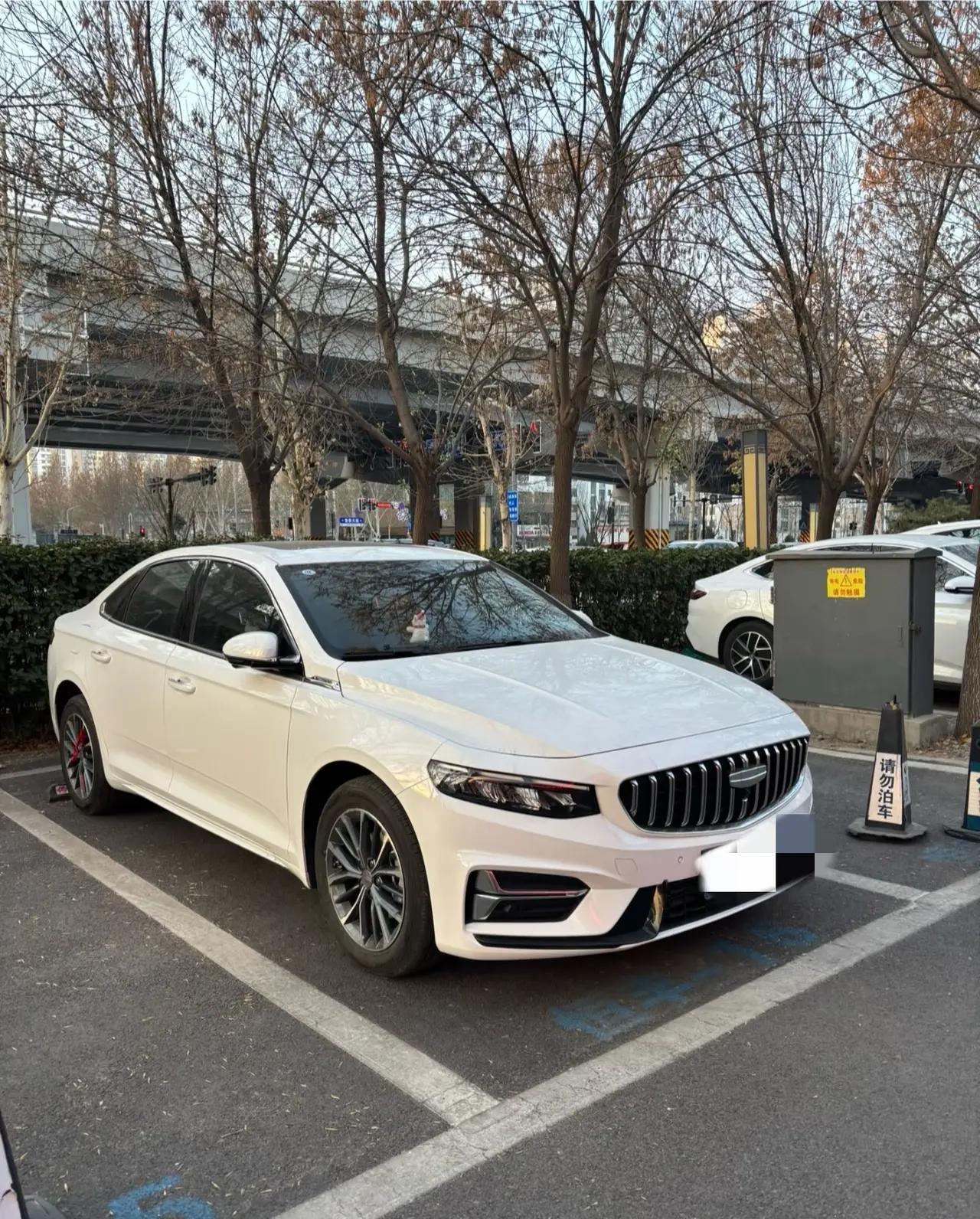 呈海V9空间超大，后备箱最大可拓展至2616L，同级少有的第三排可以下沉式放平，