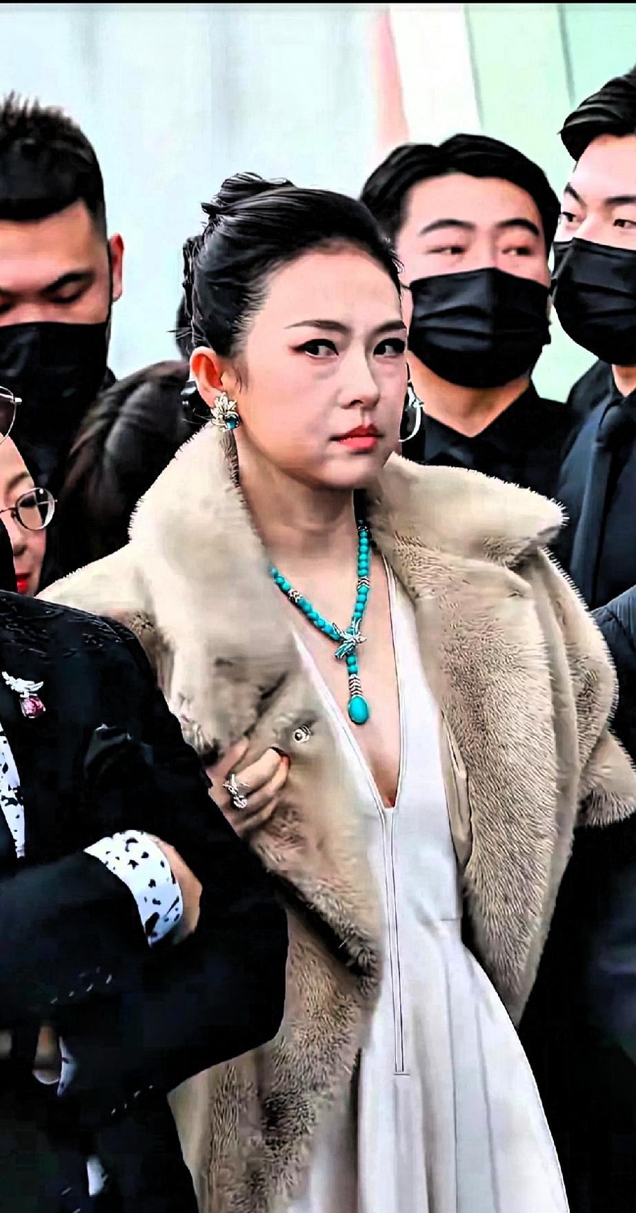 也算个公众人物，表情不管理吗？
她的表情看起来Diao 炸天，章子怡很生气，是助