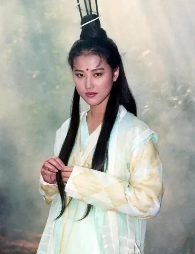 《俩俩相忘》是我最喜欢的影视插曲之一，出自1994年马景涛、周海媚版本的《倚天屠