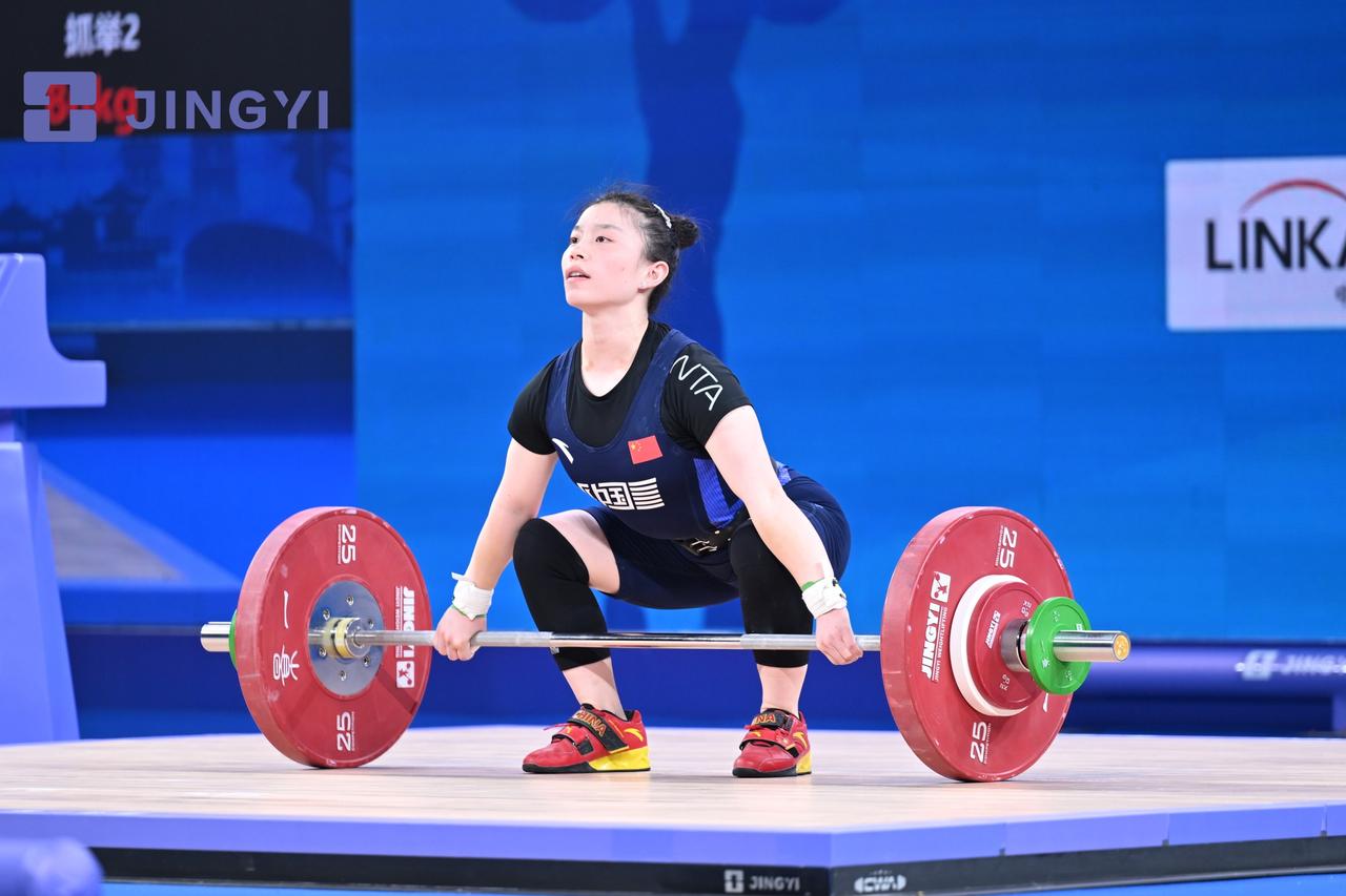 【2026年全国举重锦标赛开幕 俞梦倩包揽三金】2026年全国女子举重锦标赛4月